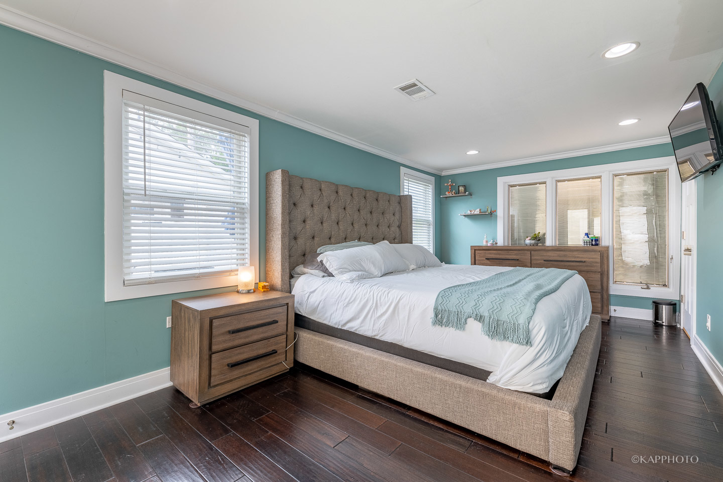 2124 Seward Street Evanston, IL 60202 - Photo 14 of 27 a spacious bedroom with a bed and wooden floor