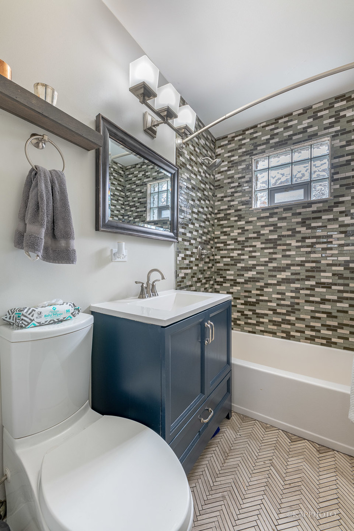 2124 Seward Street Evanston, IL 60202 - Photo 22 of 27 a bathroom with a sink and a bathtub