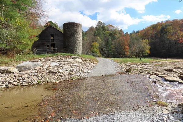 $950,000 | 1422 Middle Fork Road, Hendersonville, NC 28792