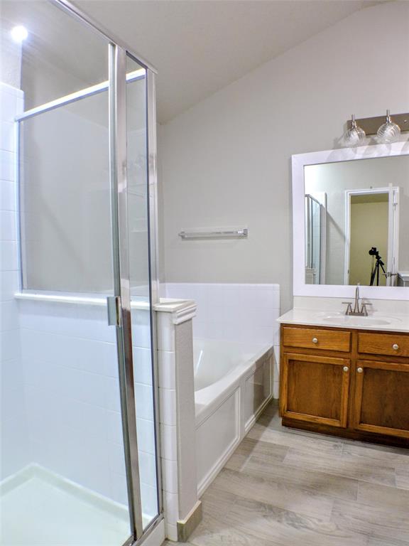 7300 Cresswell Drive Arlington, TX 76001 - Photo 15 of 20 a bathroom with a tub sink and mirror