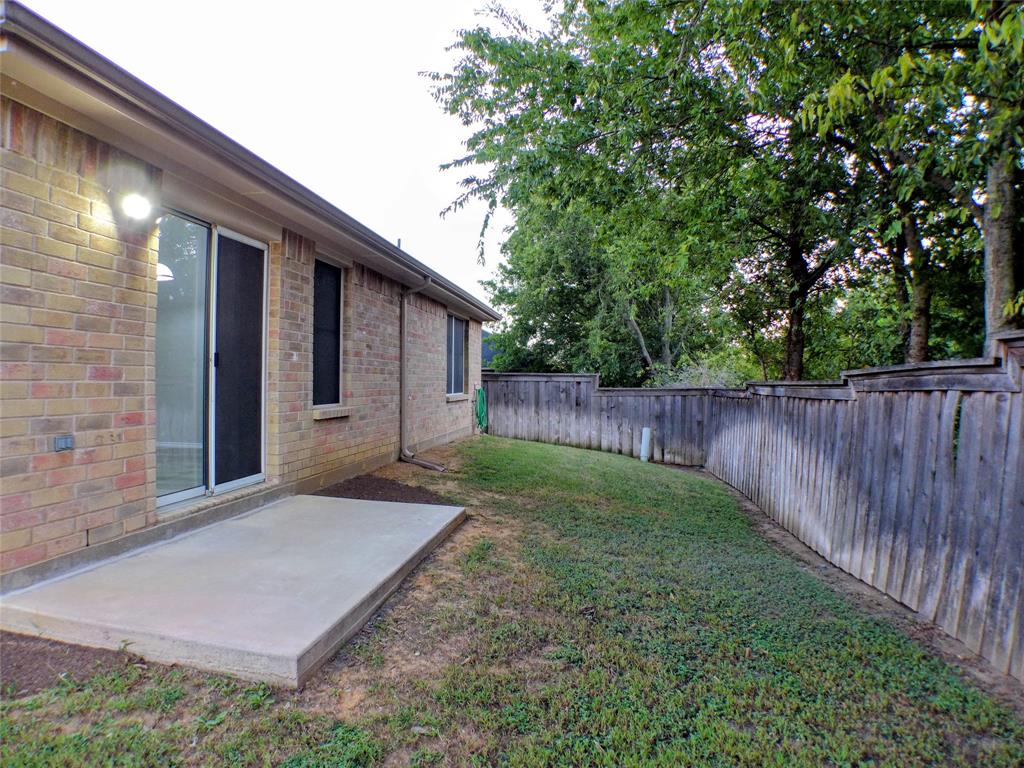 7300 Cresswell Drive Arlington, TX 76001 - Photo 19 of 20 a backyard of a house with lots of green space