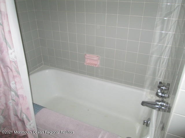 2115 Wilson Road Point Pleasant, NJ 08742 - Photo 14 of 21 Bathroom tub area