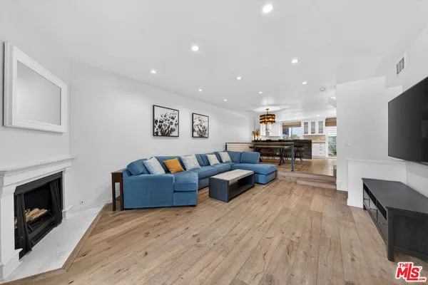$6,250 | 8611 Burton Way, Unit 4, Los Angeles, CA 90048