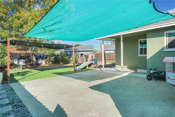 a view of a house with backyard and porch