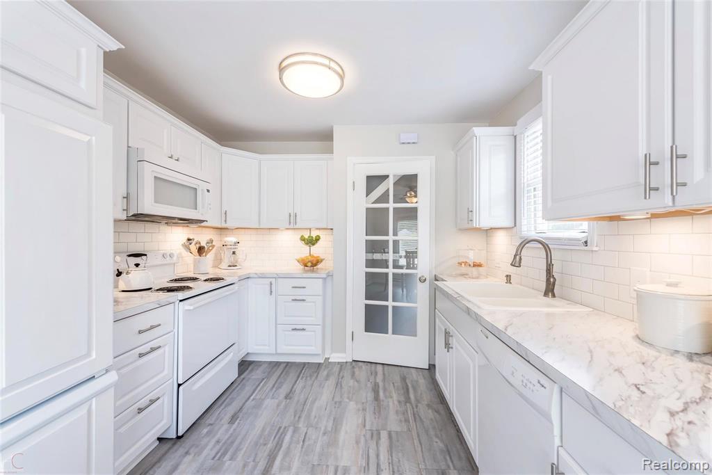 2940 Crooks Road Royal Oak, MI 48073 - Photo 5 of 20