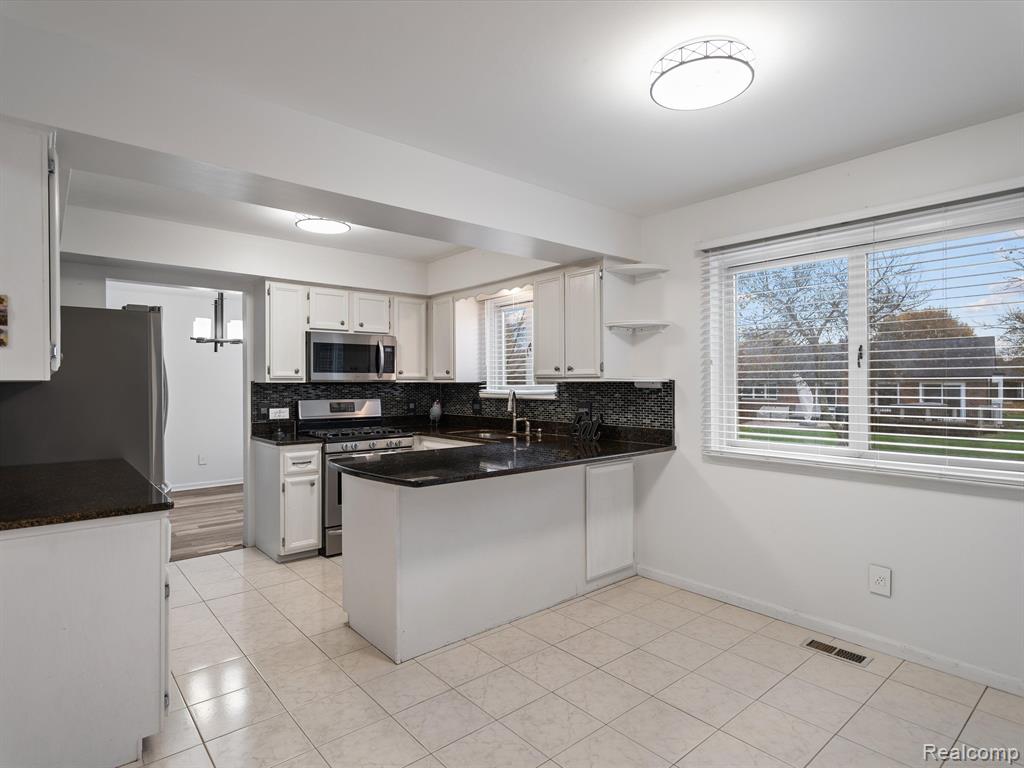 305 Torrent Court Rochester Hills, MI 48307 - Photo 16 of 36