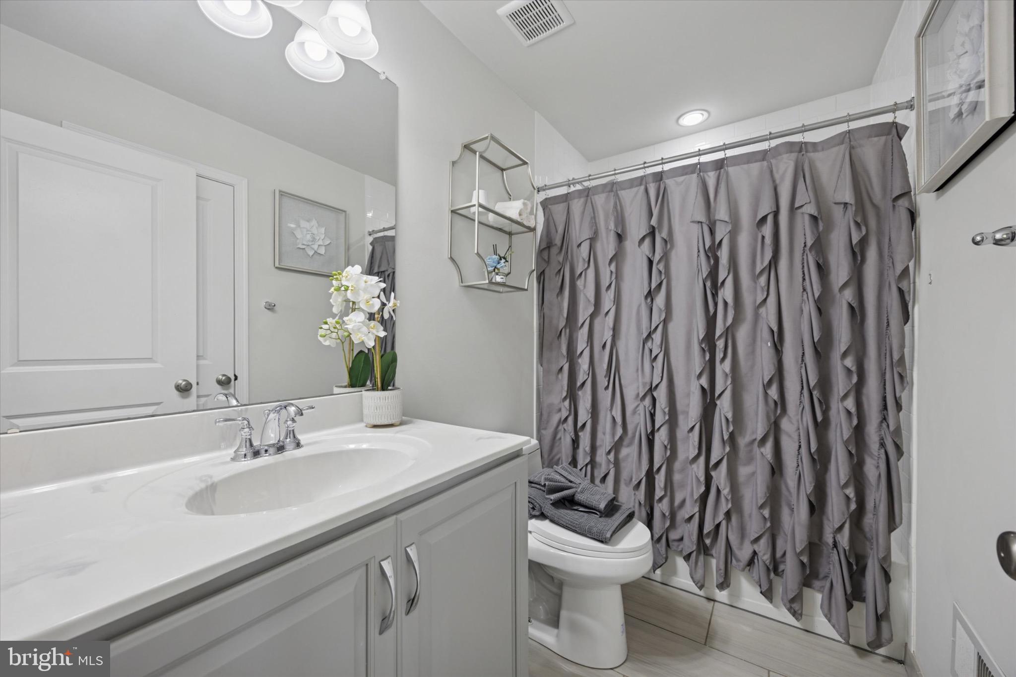 213 Corvus Circle Media, PA 19063 - Photo 21 of 34 a bathroom with a sink toilet and shower