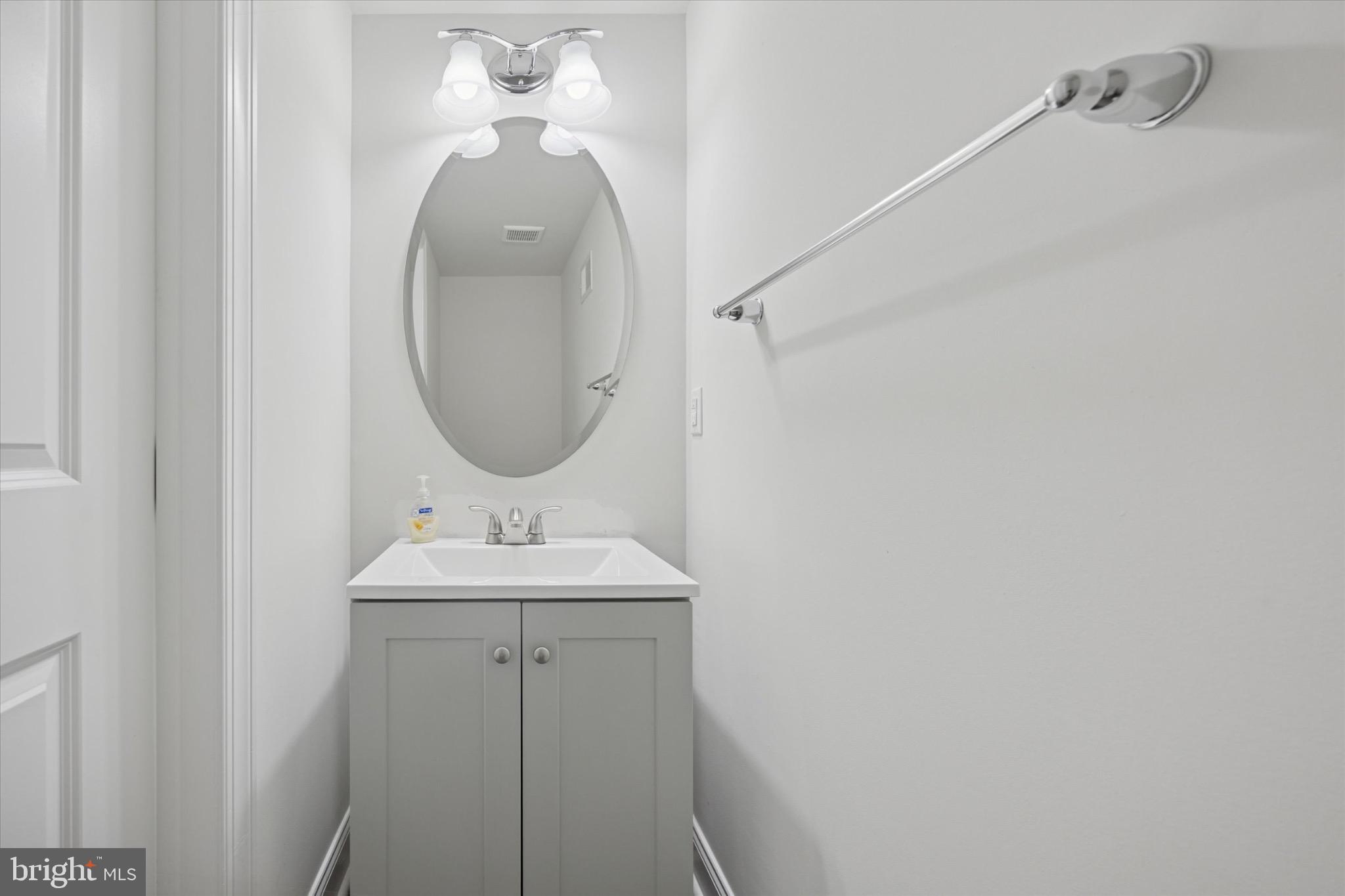 213 Corvus Circle Media, PA 19063 - Photo 30 of 34 a bathroom with a sink and a mirror