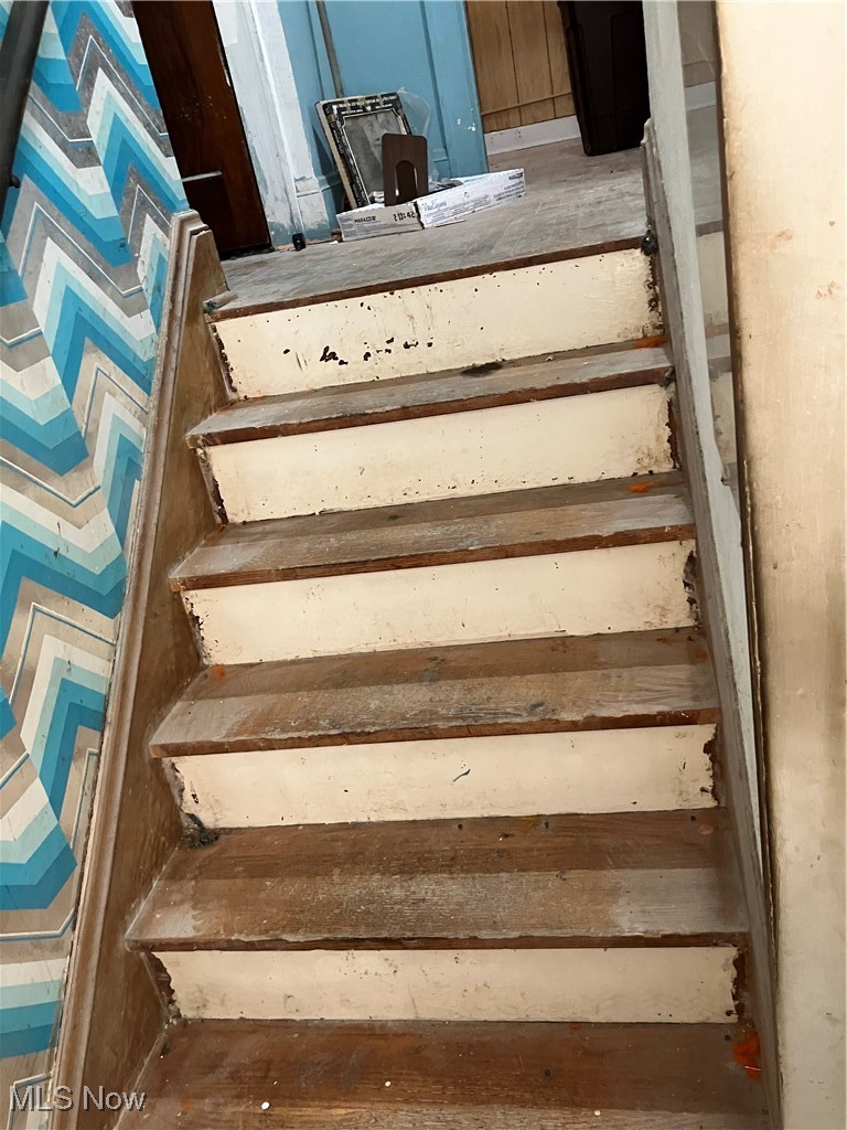 1058 Pembrook Road Cleveland Heights, OH 44121 - Photo 24 of 39 View of stairway