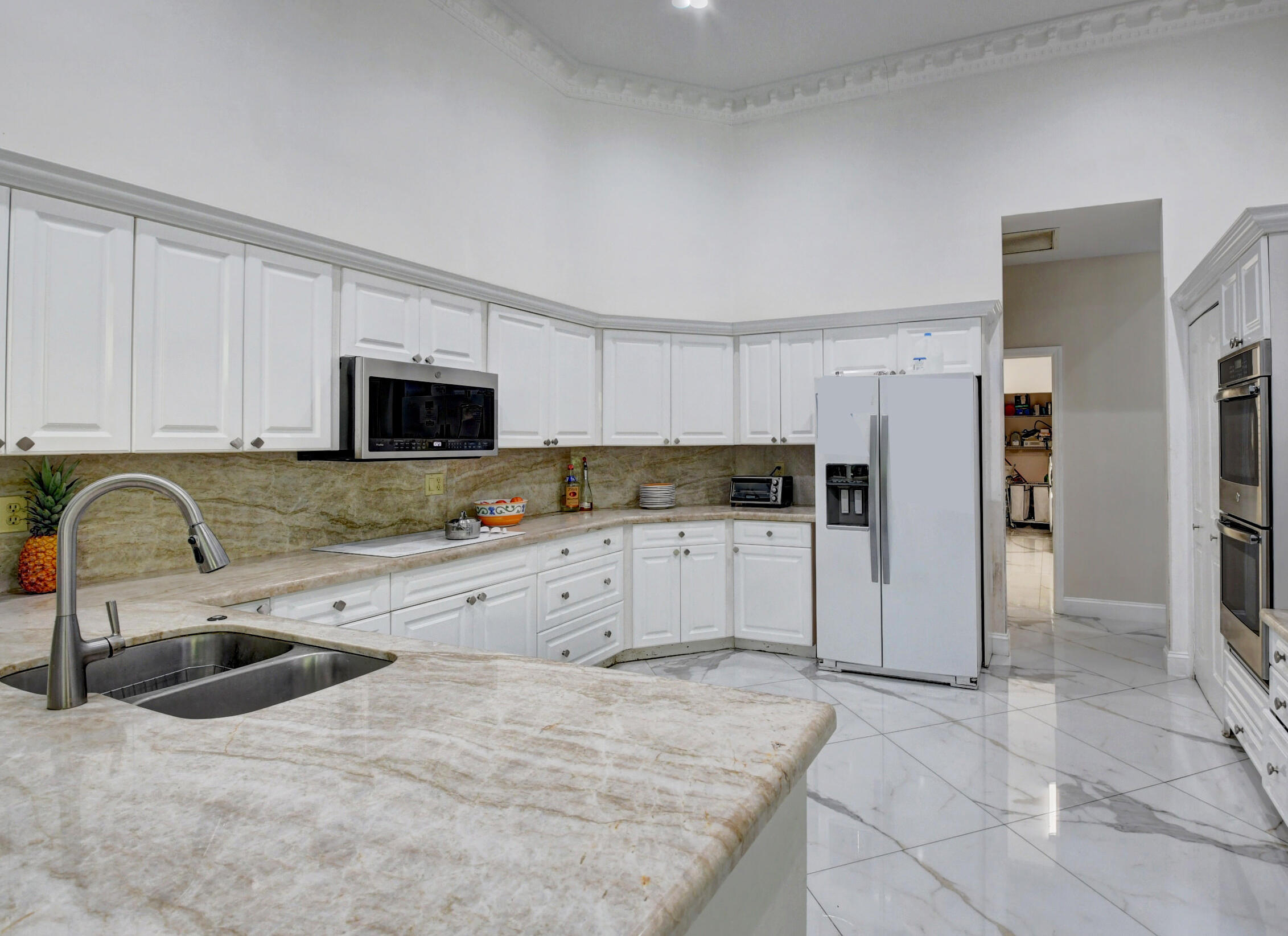 4701 Pine Tree Drive Boynton Beach, FL 33436 - Photo 18 of 35 4701 kirchen across to stove top