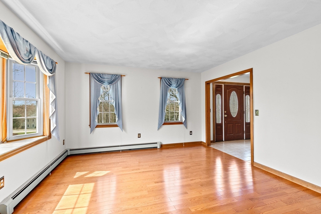 19 Crestview Drive Mendon, MA 01756 - Photo 5 of 40