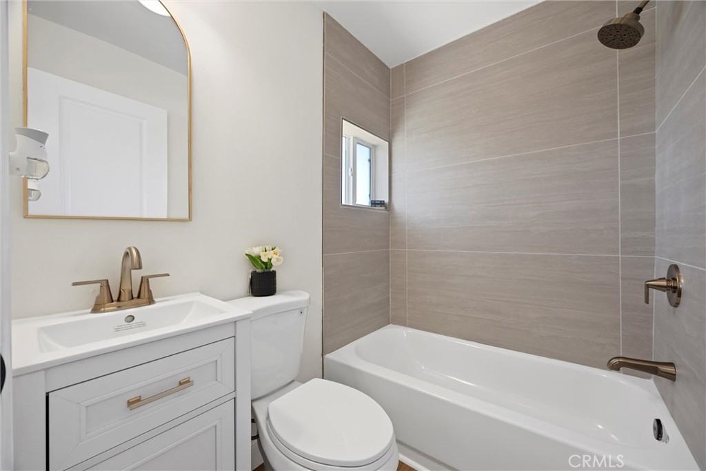 102 Jackson Street Taft, CA 93268 - Photo 20 of 34 a bathroom with a sink a toilet and shower