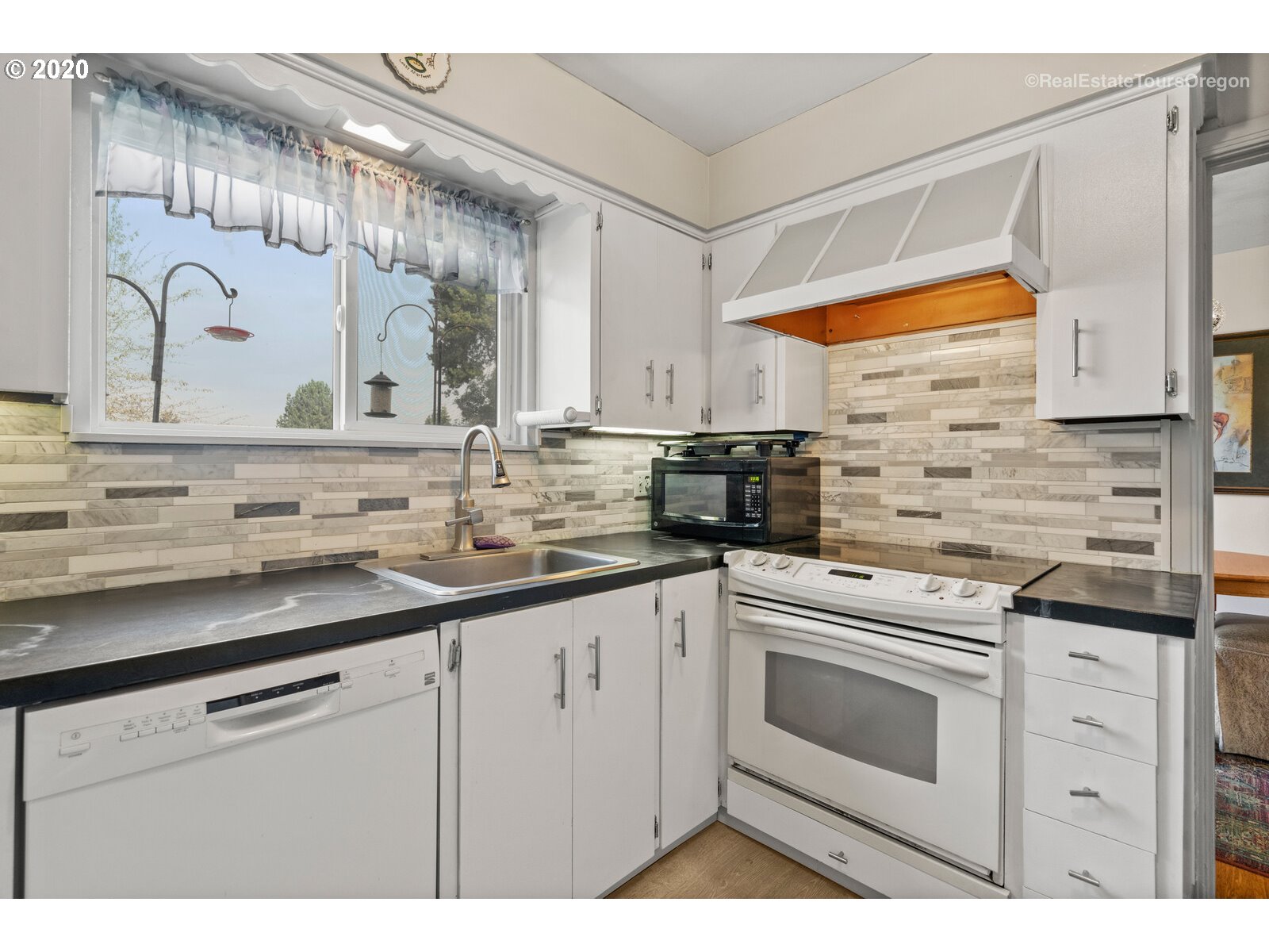 3417 Northeast Rosa Parks Way Portland, OR 97211 - Photo 7 of 29 Gallery Image 7