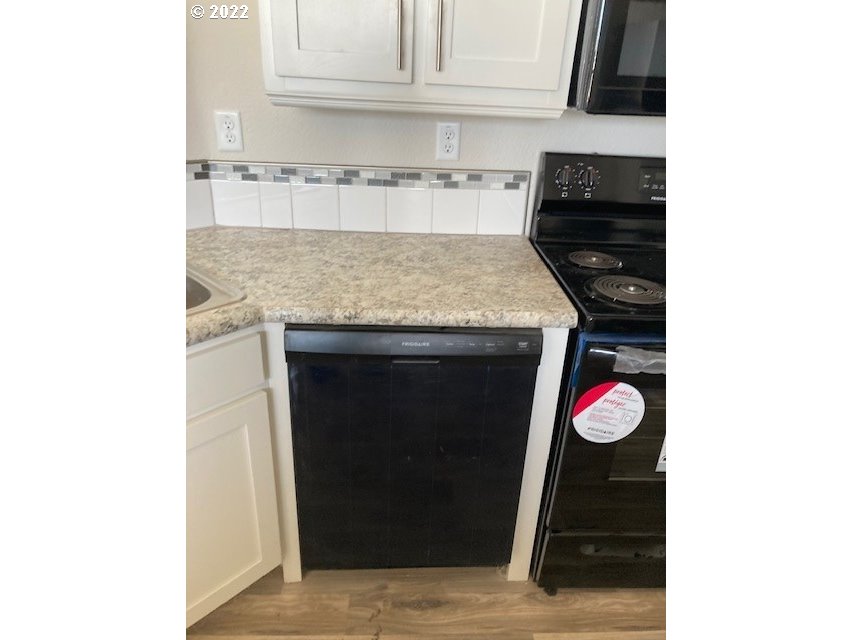 3104 Southwest Terrace Drive Pendleton, OR 97801 - Photo 7 of 18 a kitchen with granite countertop a stove and a refrigerator