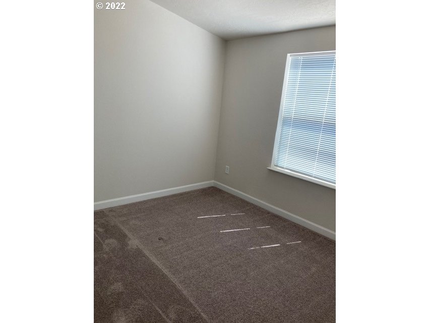 3104 Southwest Terrace Drive Pendleton, OR 97801 - Photo 10 of 18 a view of room and window