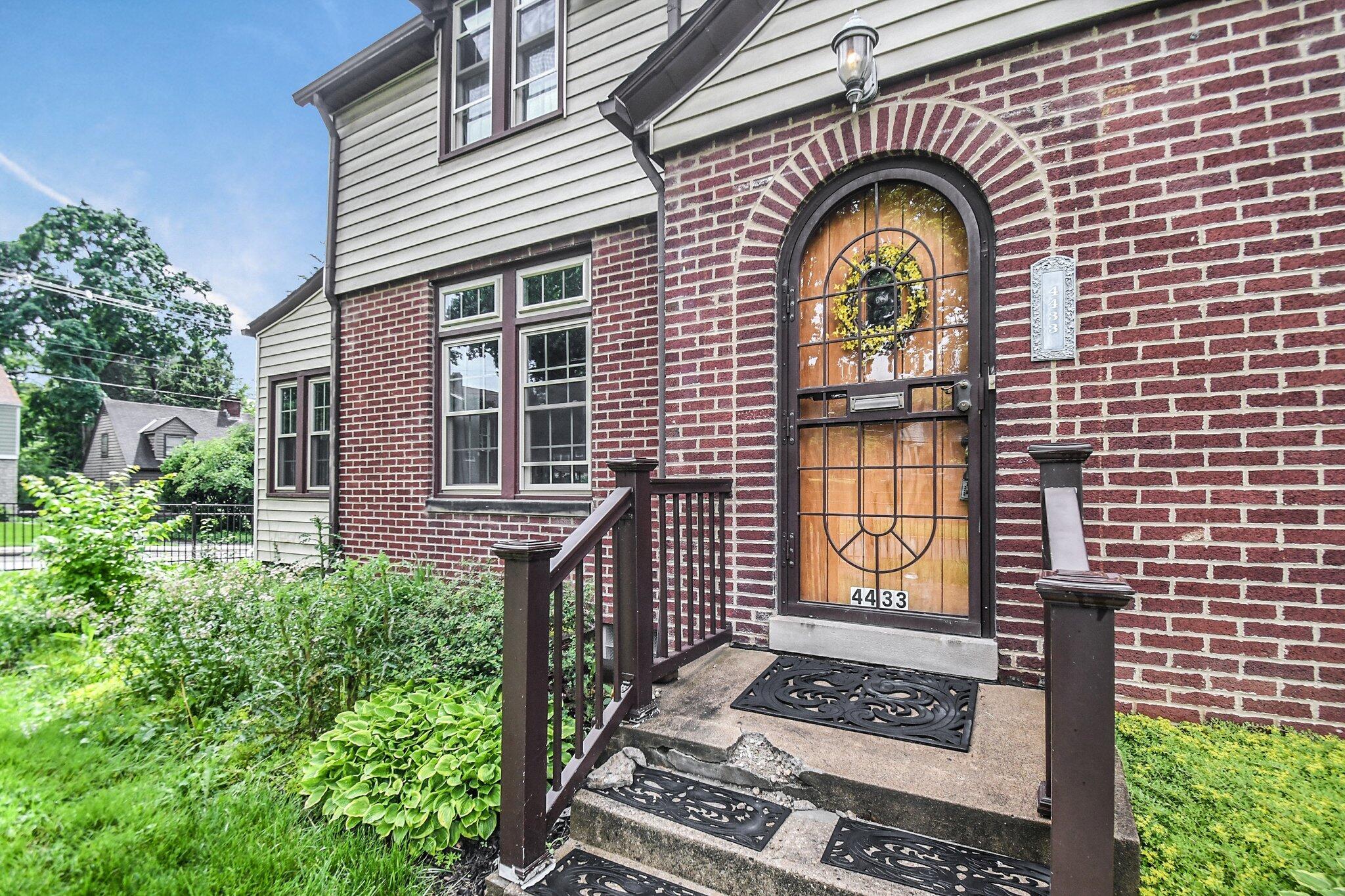 4433 Zeller Road Columbus, OH 43214 - Photo 3 of 34 Love the arched entry door