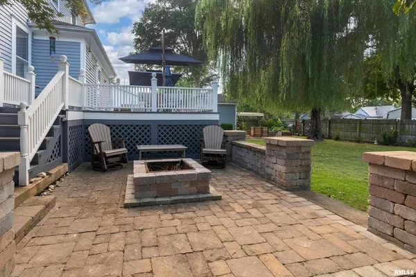 a view of a backyard