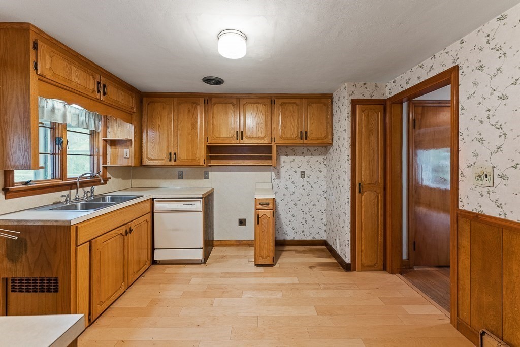 105 Lewis Avenue West Springfield, MA 01089 - Photo 11 of 38
