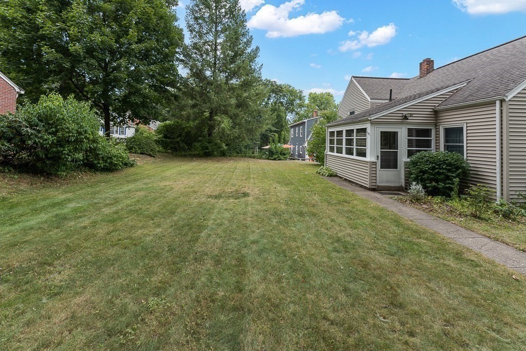105 Lewis Avenue West Springfield, MA 01089 - Photo 4 of 38