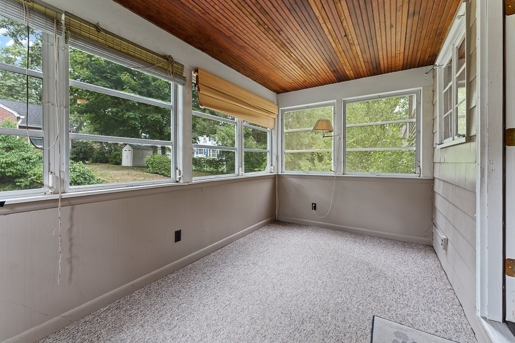 105 Lewis Avenue West Springfield, MA 01089 - Photo 6 of 38