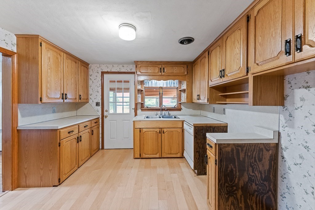 105 Lewis Avenue West Springfield, MA 01089 - Photo 9 of 38