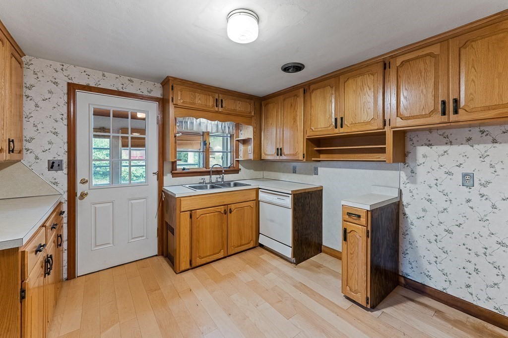 105 Lewis Avenue West Springfield, MA 01089 - Photo 10 of 38