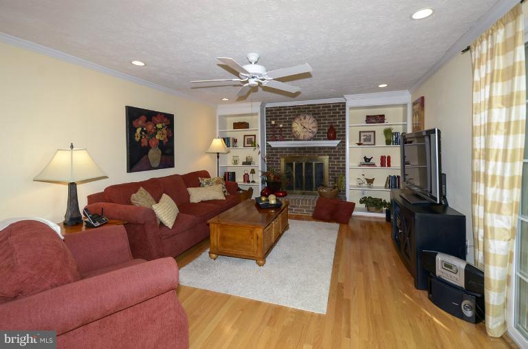 5720 Heming Avenue Springfield, VA 22151 - Photo 22 of 25 Family Room