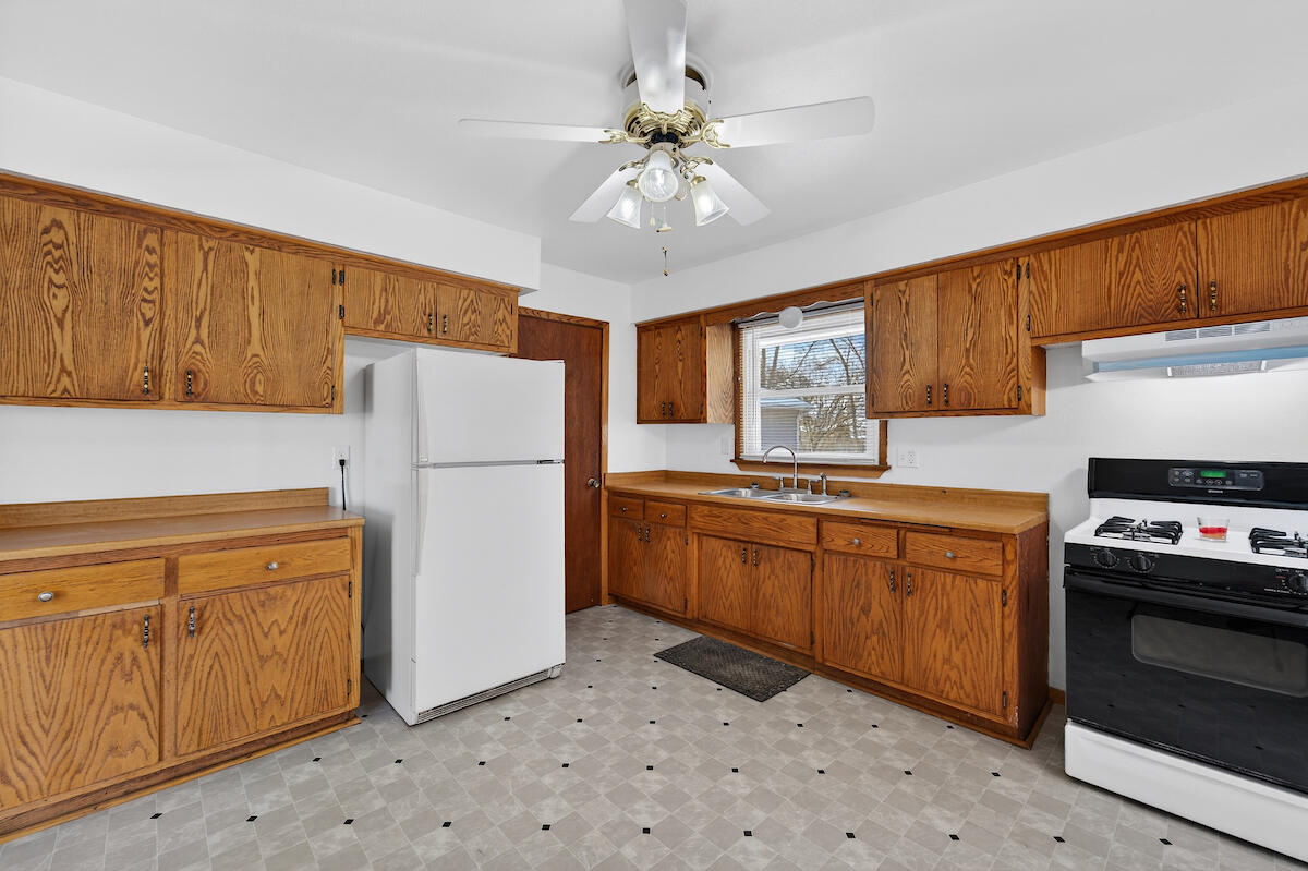 7504 Pheasant Trail Caledonia, WI 53402 - Photo 15 of 27 Kitchen