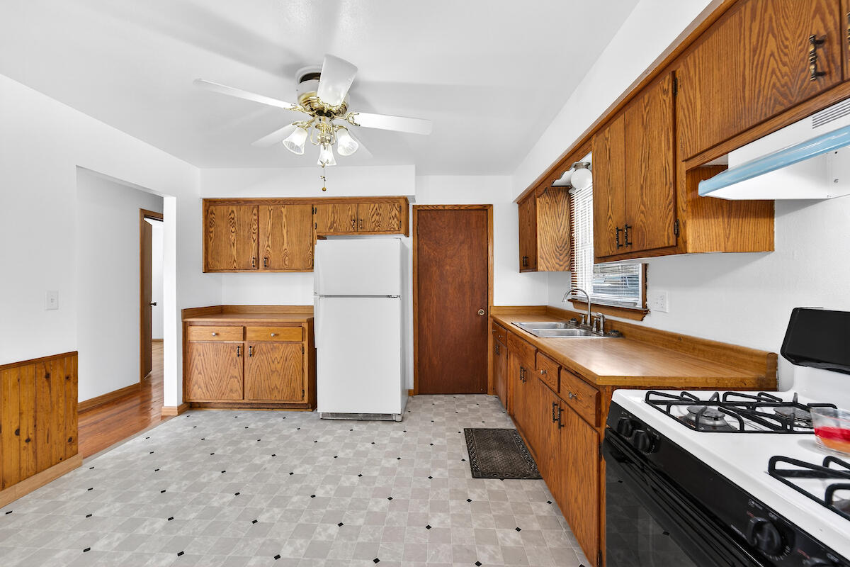 7504 Pheasant Trail Caledonia, WI 53402 - Photo 17 of 27 Kitchen