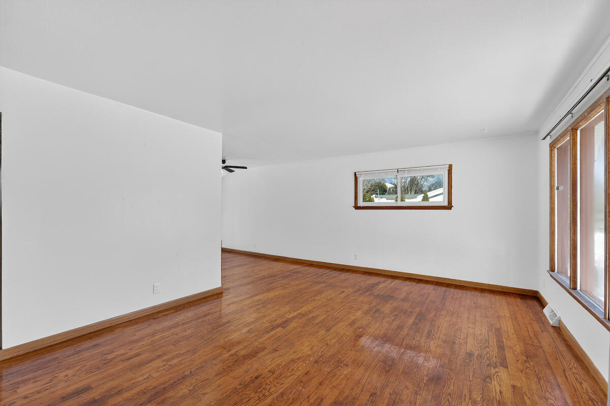 7504 Pheasant Trail Caledonia, WI 53402 - Photo 2 of 27 Living room