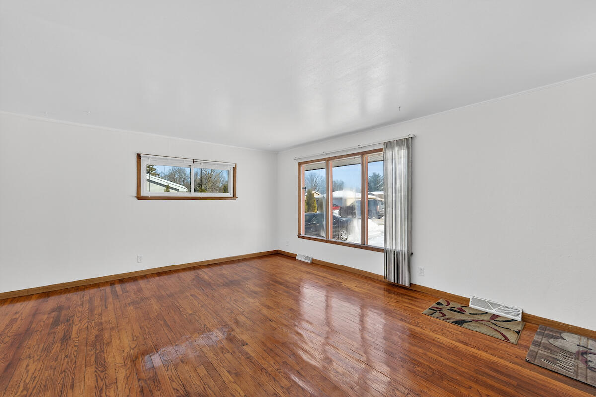 7504 Pheasant Trail Caledonia, WI 53402 - Photo 3 of 27 Living room