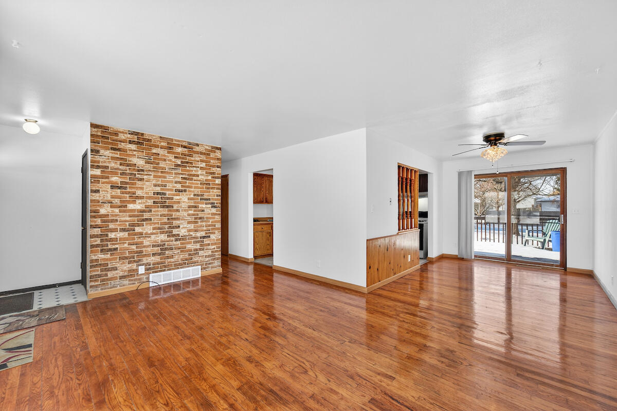 7504 Pheasant Trail Caledonia, WI 53402 - Photo 5 of 27 Living room
