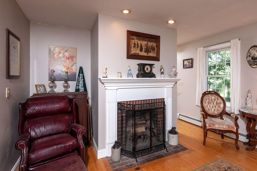38 Pine Mountain Road Cape Neddick, ME 03902 - Photo 13 of 45 Living room 2