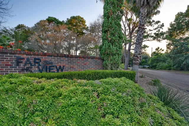 a view of yard with green space