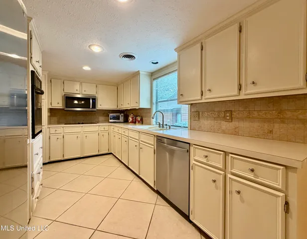 $236,000 | 52 Cascades Circle West, Clinton, MS 39056