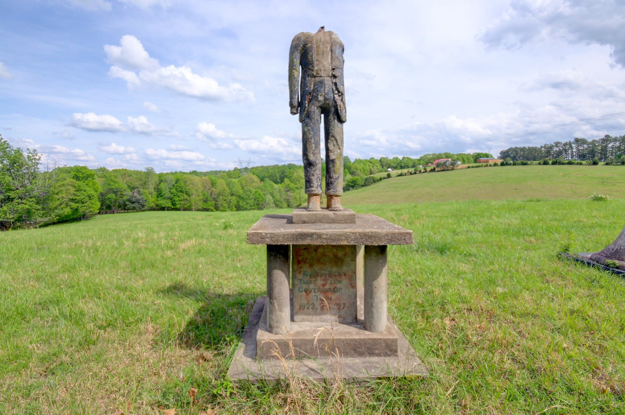 3915 Oak Ridge Road Palmyra, TN 37142 - Photo 12 of 61 a front view of a house with garden