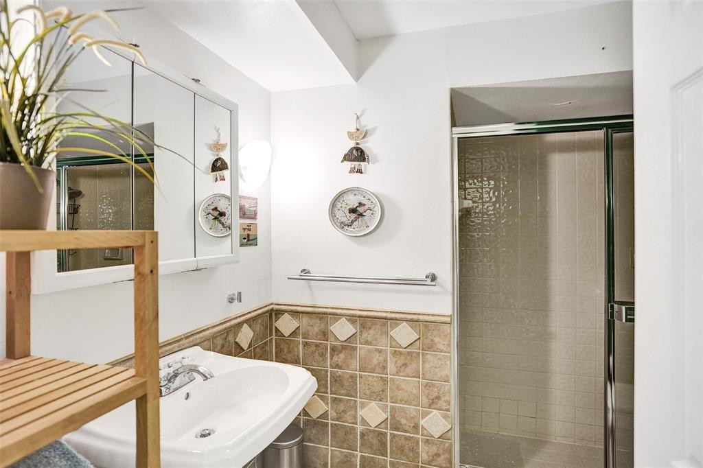 2945 Begonia Way Cooper City, FL 33026 - Photo 9 of 26 a bathroom with a bathtub and shower