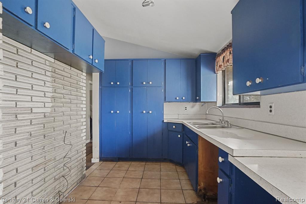 19051 Merriman Road Livonia, MI 48152 - Photo 9 of 24