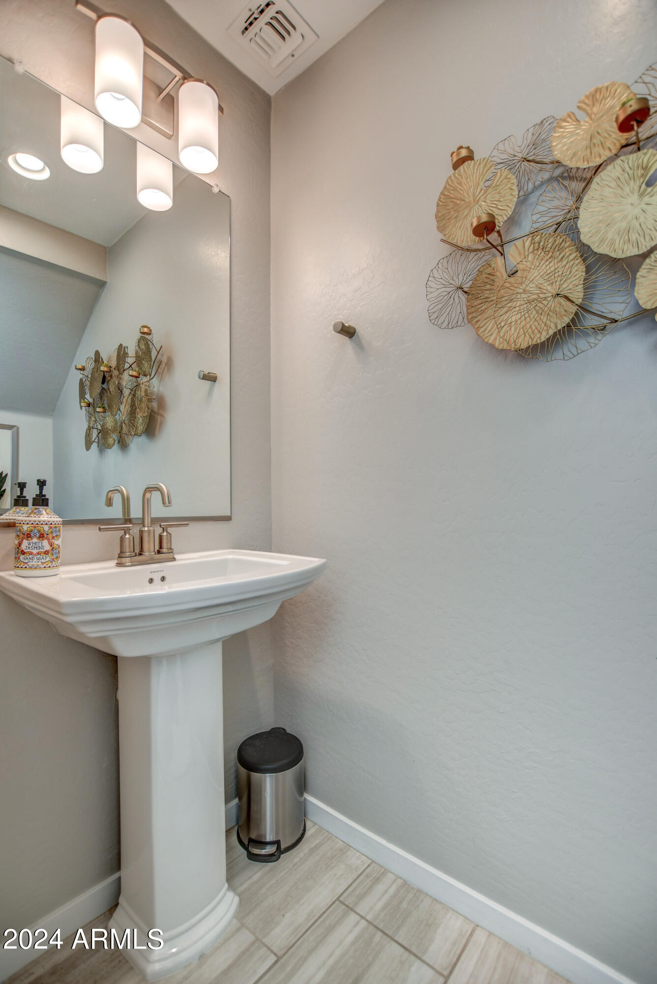 901 South Smith Road, Unit 1033 Tempe, AZ 85281 - Photo 26 of 43 a bathroom with a sink and a mirror