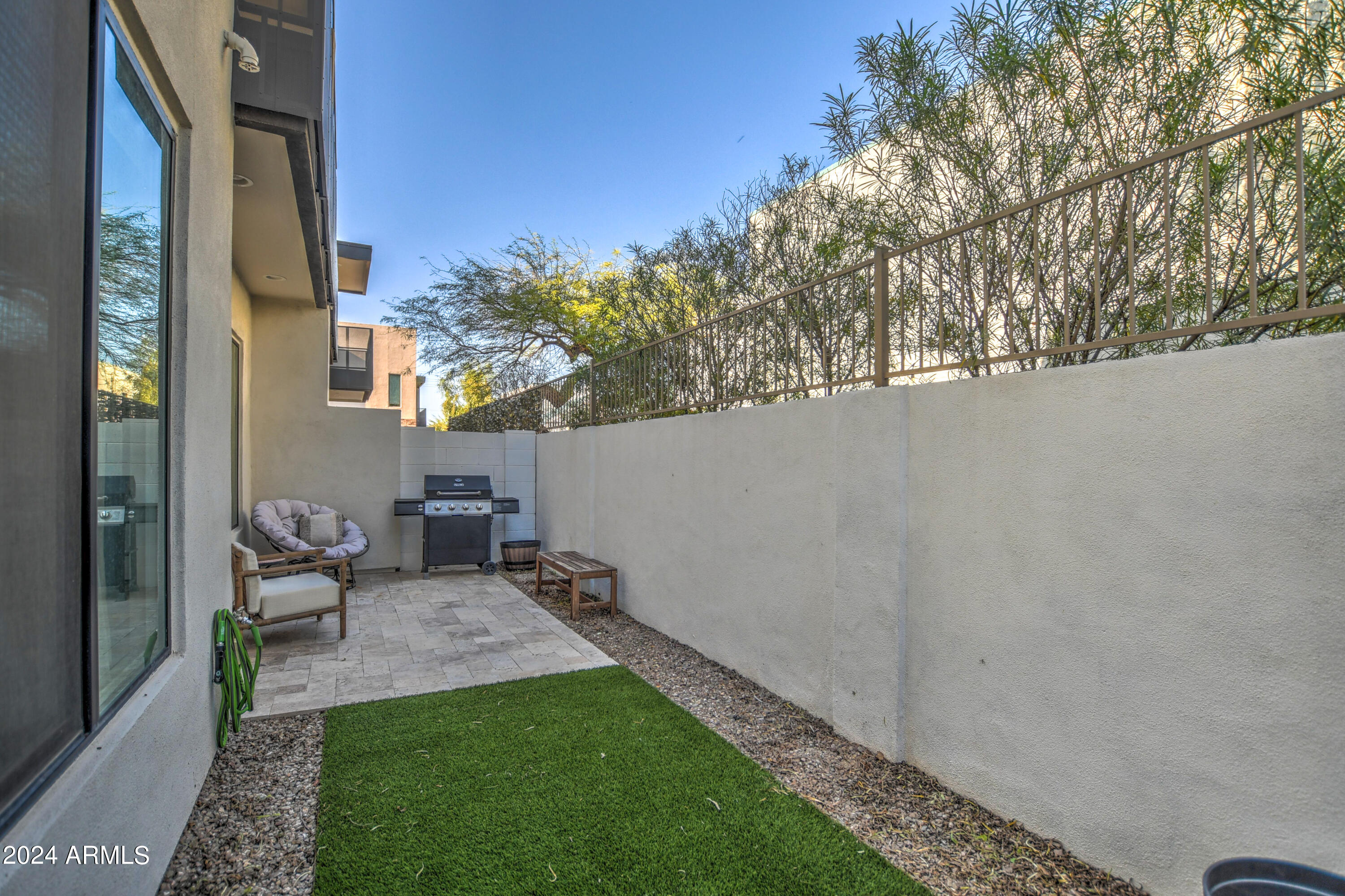 901 South Smith Road, Unit 1033 Tempe, AZ 85281 - Photo 40 of 43 a backyard of a house with table and chairs