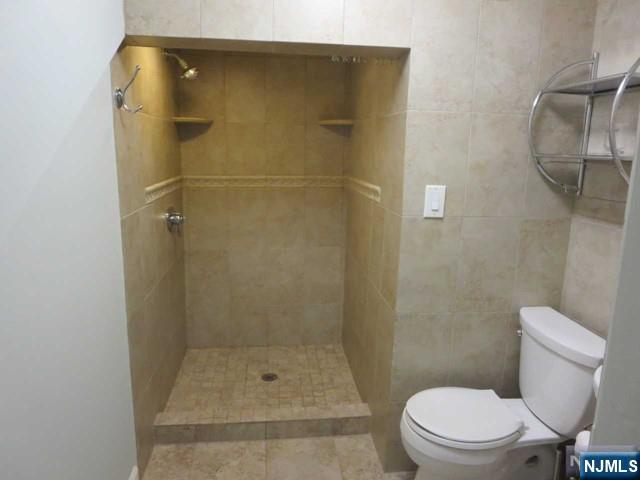 3 Old Wood Road, Unit 2 Edgewater, NJ 07020 - Photo 7 of 10 a bathroom with a shower and toilet