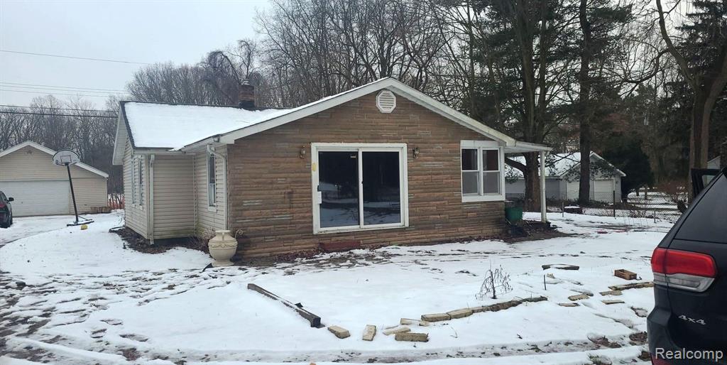 2435 Mann Road Waterford, MI 48329 - Photo 1 of 4