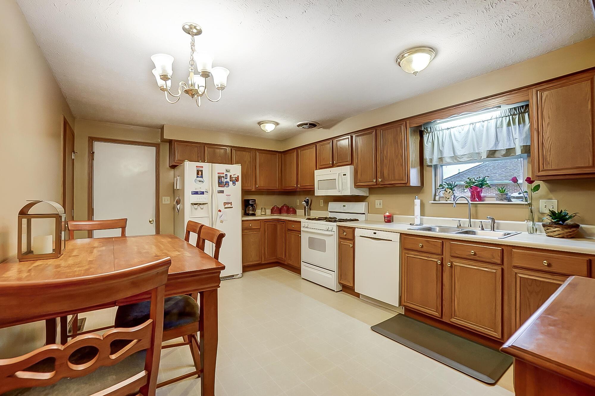 3979 Delmar Circle Springfield, OH 45503 - Photo 6 of 30 007