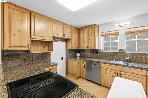 $929,000 | 4636 Redwood Road, Oakland, CA 94619