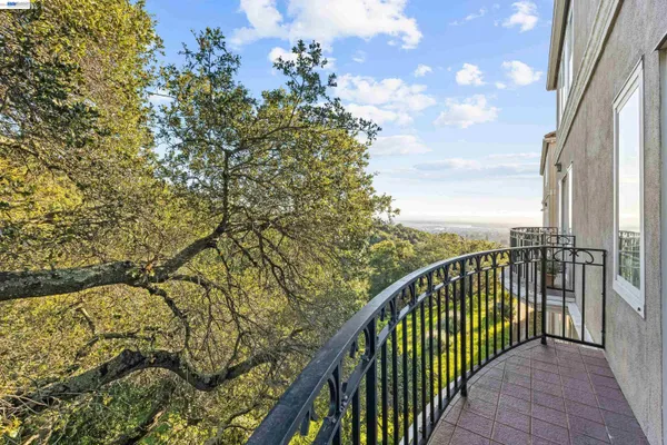 $929,000 | 4636 Redwood Road, Oakland, CA 94619