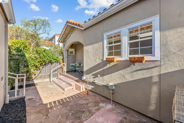 $929,000 | 4636 Redwood Road, Oakland, CA 94619