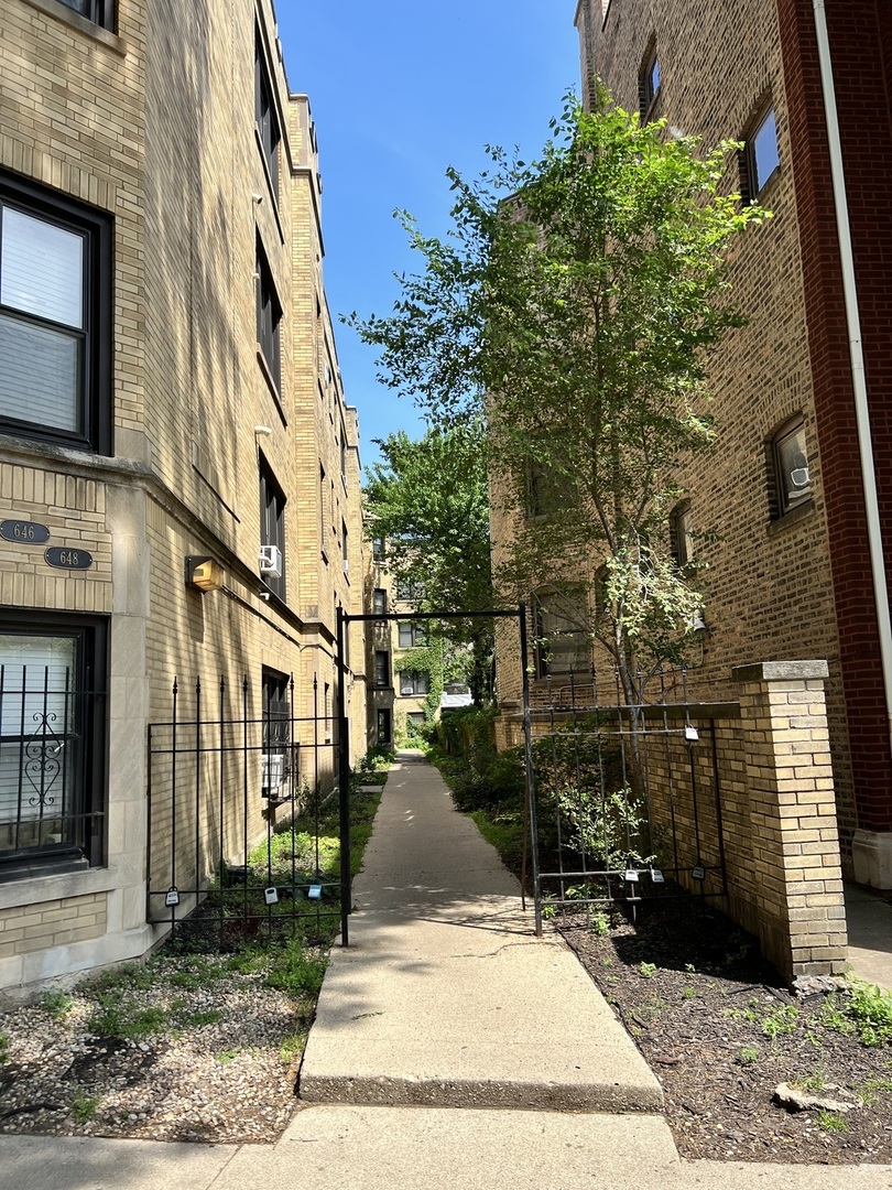648 West Roscoe Street, Unit NGD Chicago, IL 60657 - Photo 1 of 5 a view of a brick building with many windows