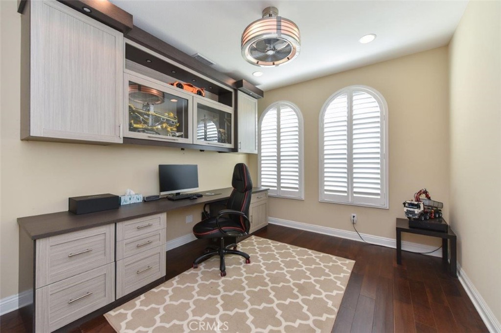 107 Fairgrove Irvine, CA 92618 - Photo 3 of 31 a workspace with a window