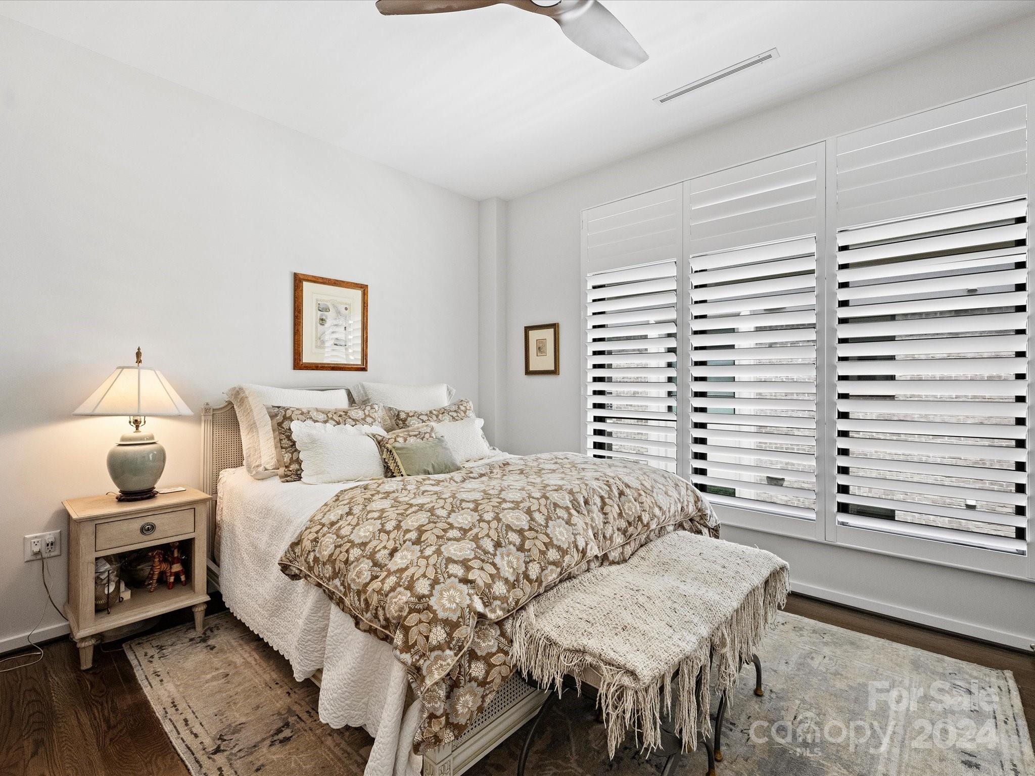 1333 Queens Road, Unit E3 Charlotte, NC 28207 - Photo 33 of 42 a bedroom with a bed and a window