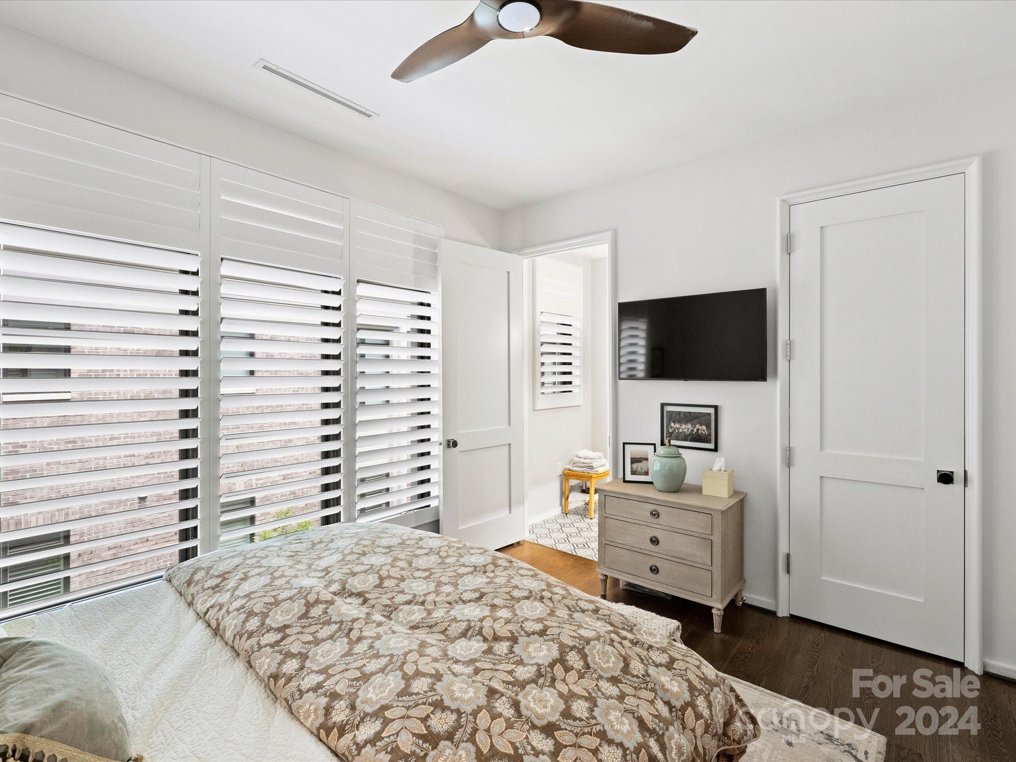 1333 Queens Road, Unit E3 Charlotte, NC 28207 - Photo 34 of 42 a bedroom with a bed and a flat screen tv